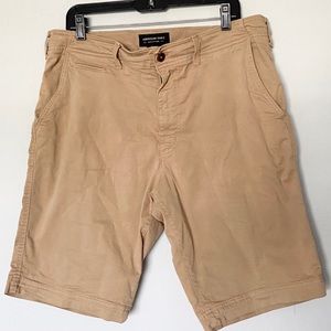 AE men’s khaki shorts